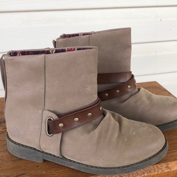 Pretty girl’s beige boots - Picture 2 of 6